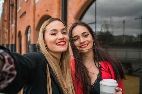 Sokakta Selfie Çeken Iki Genç Arkadaşın Portresi Yaşam Tarzı Arkadaşlık — Stok fotoğraf