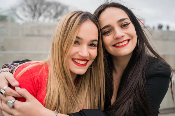 Portrait Two Young Friends Hugging Each Other Outdoors Street Lifestyle — Stock Photo, Image