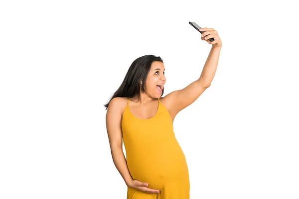 Портрет Молодой Беременной Женщины Делающей Селфи Мобильным Телефоном Белом Фоне — стоковое фото