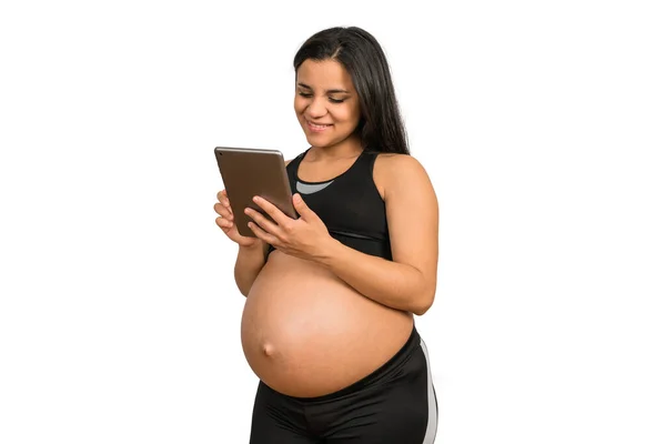 Portret Kobiety Ciąży Łacińską Tabletką Cyfrową Białym Tle Pojęcie Macierzyństwa — Zdjęcie stockowe