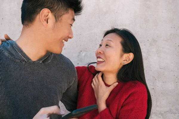 Porträt Eines Reizenden Asiatischen Paares Das Auf Das Handy Schaut — Stockfoto