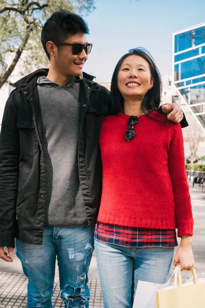 Porträt Eines Jungen Asiatischen Verliebten Paares Das Nach Dem Einkaufen — Stockfoto