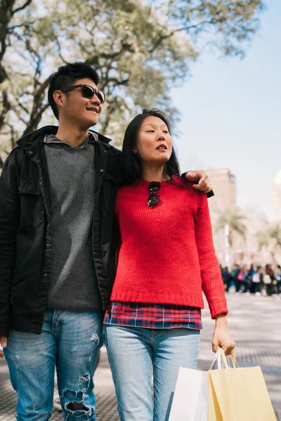 Porträt Eines Jungen Asiatischen Verliebten Paares Das Nach Dem Einkaufen — Stockfoto