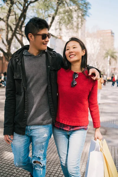 Porträt Eines Jungen Asiatischen Verliebten Paares Das Nach Dem Einkaufen — Stockfoto