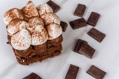 Lezzetli mini çikolatalı pastaya yakın plan. Aşçılık ve fırın konsepti.