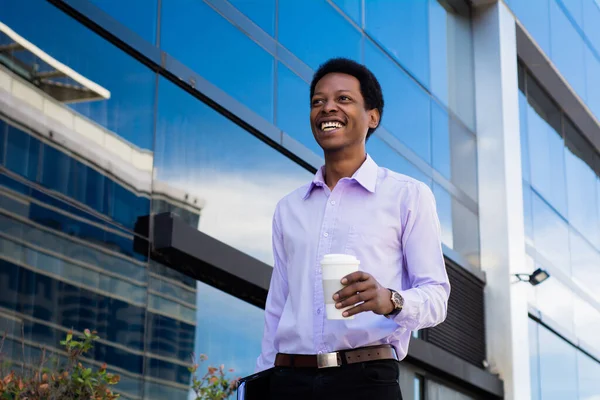 Porträtt Afro Affärsman Paus Från Jobbet Och Dricka Kopp Kaffe — Stockfoto