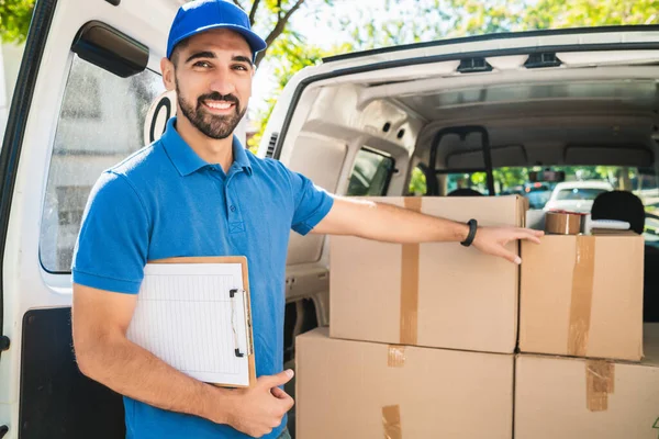 Retrato Repartidor Revisando Los Productos Lista Verificación Mientras Estaba Parado — Foto de Stock