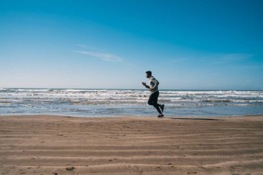 Koşan bir sporcunun portresi.