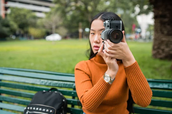 Asiatico donna utilizzando un professionista fotocamera. — Foto Stock