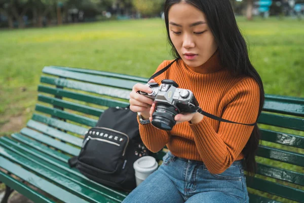 Ázsiai nő, professzionális kamerával. — Stock Fotó