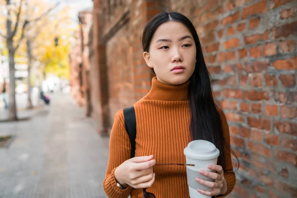Asijská žena drží šálek kávy. — Stock fotografie