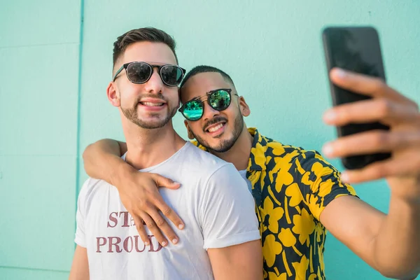 Schwules Paar macht ein Selfie mit Handy. — Stockfoto