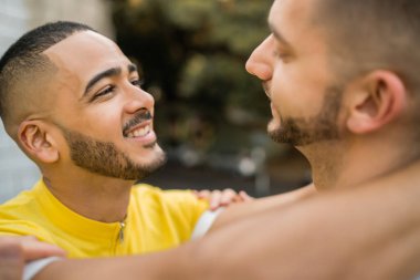 Eşcinsel çift birlikte vakit geçiriyor..