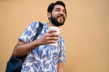 Yazın tadını çıkaran ve yaz kıyafetleri giyen adam..