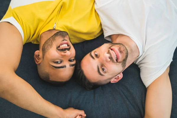 Homosexuell pärchen legen sich auf die boden. — Stockfoto