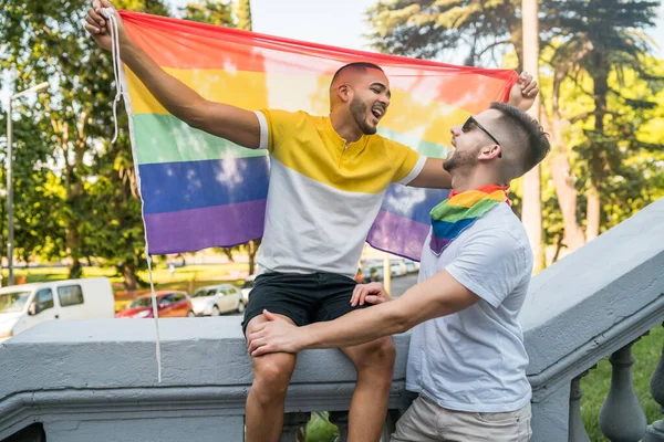 ゲイカップル受け入れと愛を示す虹の旗. — ストック写真