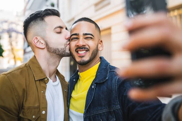 Schwules Paar macht ein Selfie auf der Straße. — Stockfoto