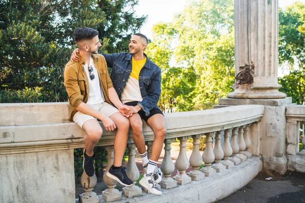 Pareja gay pasando tiempo juntos en el parque. —  Fotos de Stock