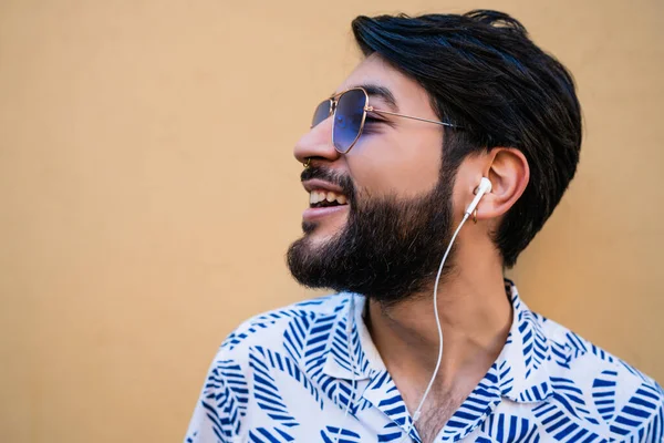 Młody człowiek słuchający muzyki ze słuchawkami. — Zdjęcie stockowe