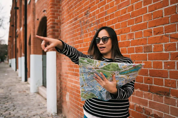 Young traveler woman with a map. — Stock Photo, Image