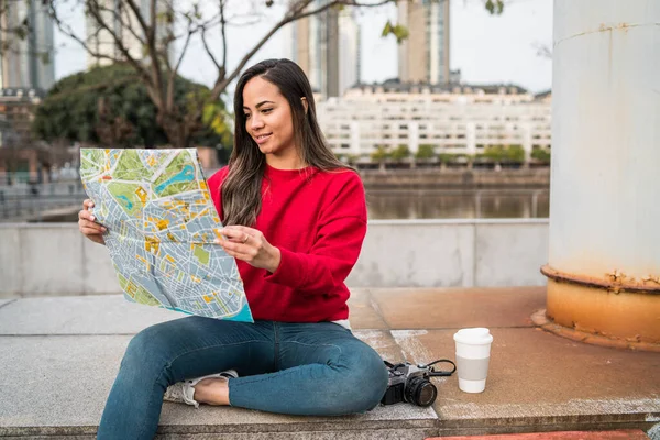 Jovem viajante com um mapa. — Fotografia de Stock