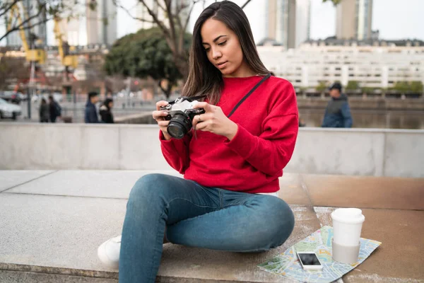 Mladá žena pomocí profesionální fotoaparát. — Stock fotografie