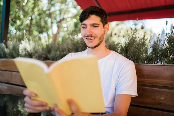 Hombre disfrutando del tiempo libre y leyendo un libro. — Foto de Stock