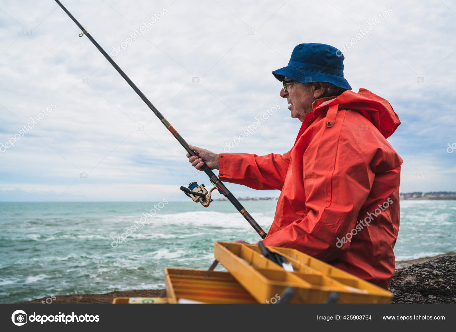 Old man fishing in the sea. — Stock Photo © nicomenijes #425903764