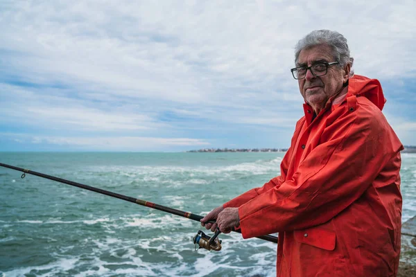 Oude man vissen in de zee. — Stockfoto