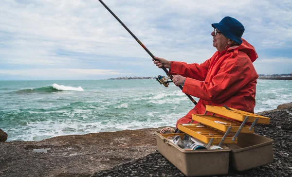 Old man fishing in the sea. — Stock Photo, Image