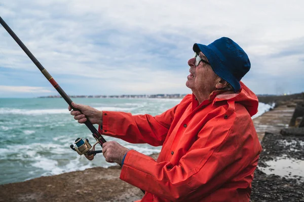 Idősek a tengeren halásznak.. — Stock Fotó