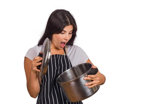 Жінка шеф-кухаря тримає великий кухонний горщик — стокове фото