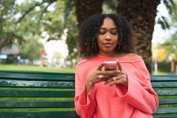 Cep telefonunu kullanan Afro-Amerikalı bir kadın.. — Stok fotoğraf