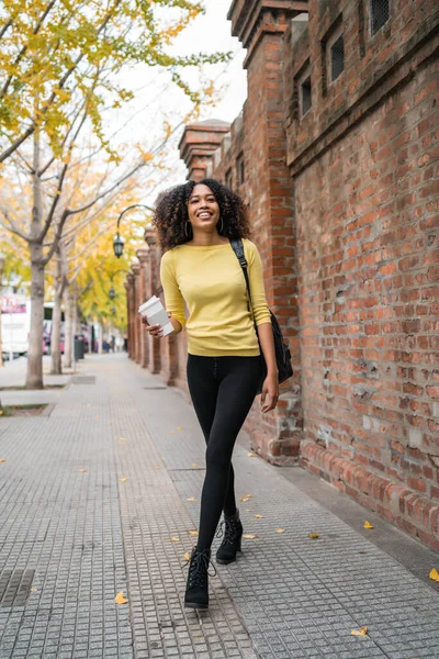 Afro-american woman walking on the street. — Stock Photo, Image