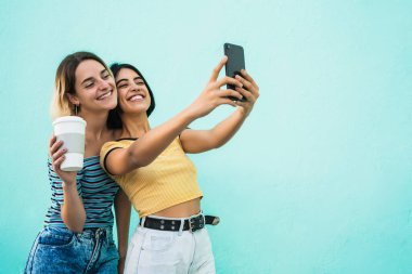 Güzel lezbiyen çift telefonla selfie çekiyor..