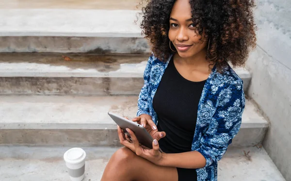 Mulher Afro-Americana usando Tablet Digital — Fotografia de Stock