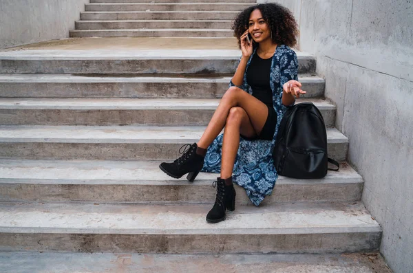 Afro-Amerikaanse vrouw aan de telefoon. — Stockfoto