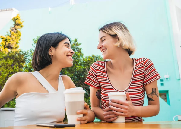 Amante casal lésbico ter um encontro no café. — Fotografia de Stock