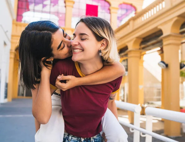 Amando pareja lesbiana divirtiéndose en la calle. — Foto de Stock