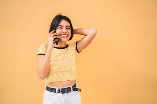 Латиноамериканка разговаривает по телефону. — стоковое фото