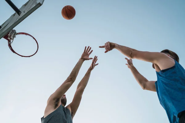 Young basketball players playing one-on-one. — Stock Photo, Image