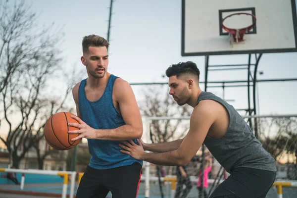 Dos jóvenes amigos jugando baloncesto. —  Fotos de Stock