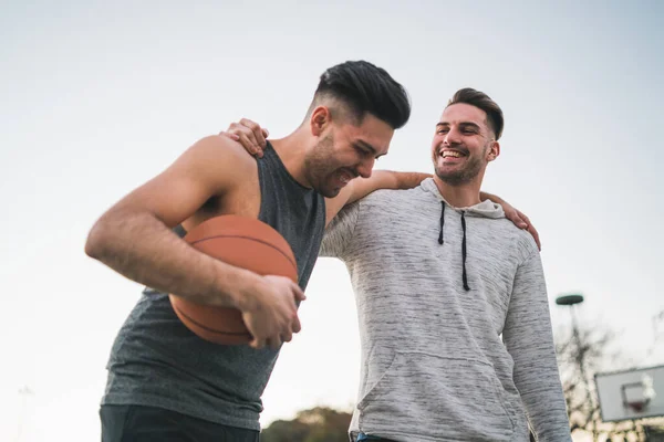 Two young friends playing basketball. — Stock Photo, Image
