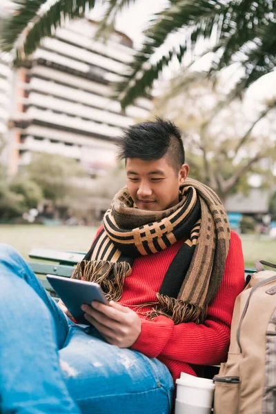 Hombre asiático usando su tableta digital. — Foto de Stock