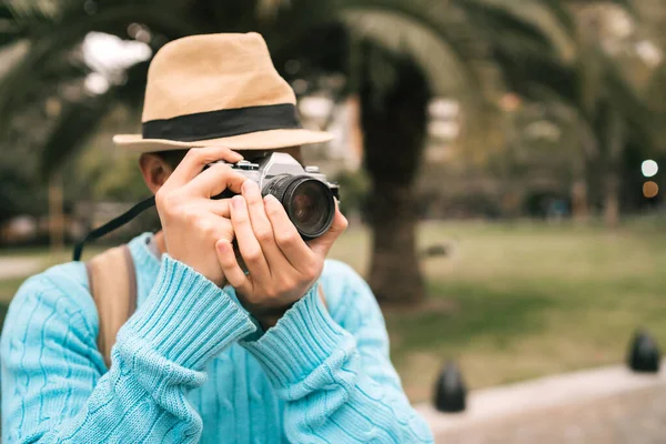 Azji turysta z rocznika aparat fotograficzny. — Zdjęcie stockowe