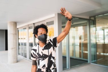 Afro turist sokakta taksi çağırıyor..