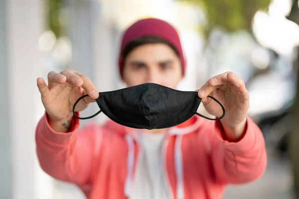 Young man wearing face mask outdoors. — Stock Photo, Image