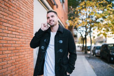 Telefonda konuşan adam.