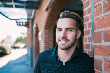 Dışarıdaki genç adamın portresi..