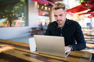 İşadamı laptopuyla çalışıyor..